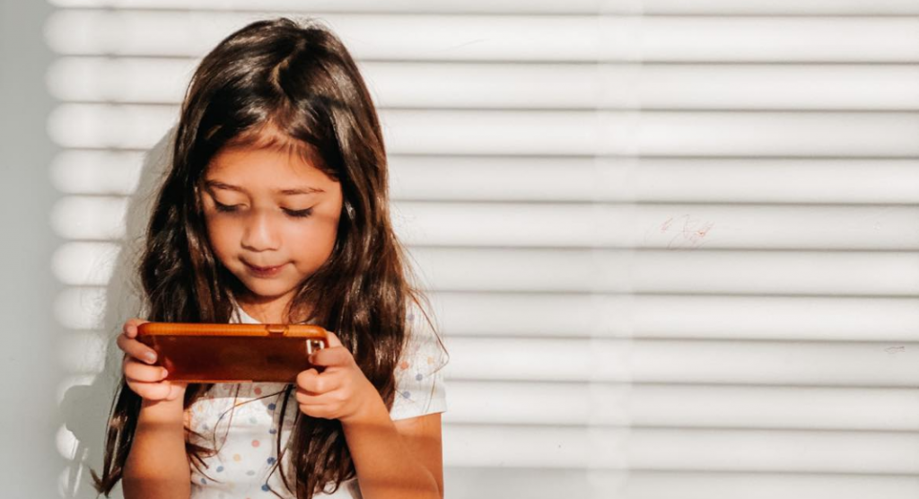 6 Reasons why I let my kids use their devices when we eat out